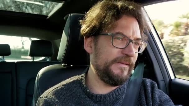 Сумний Поганий Чоловік Кермом Автомобіля Заході Сонця Почувається Погано — стокове відео
