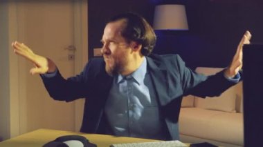 Evde deli gibi mutlu retro tarzı dans komik iş adamı