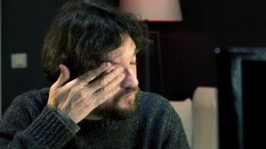 İşkolik adam önünde perde-in gece ofiste yorgun
