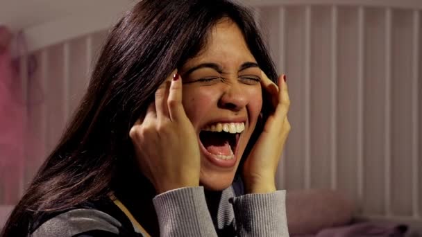 Adolescent Hispanique Dans Chambre Coucher Nuit Avec Forts Maux Tête — Video