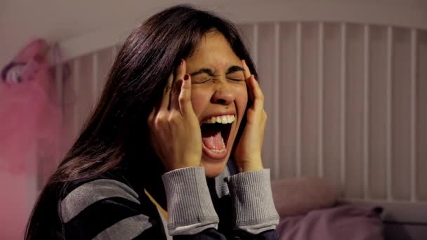 Hispanische Teenager Schlafzimmer Der Nacht Mit Starken Kopfschmerzen Schreien Zeitlupe — Stockvideo