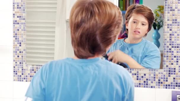 Ευτυχισμένο Αγόρι Χτενίζει Μαλλιά Μπροστά Από Καθρέφτη Κινηματογράφηση Πρώτο Πλάνο — Αρχείο Βίντεο