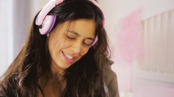 Joyeux Jeune Femme Chantant Avec Casque Ralenti — Video