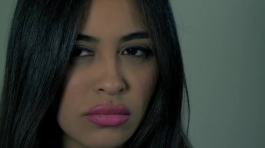 Kamera güçlü renkler arıyorum ciddi kadın manken