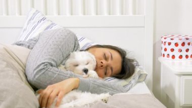 Güzel kadın küçük köpek sarılma sabah uyanma