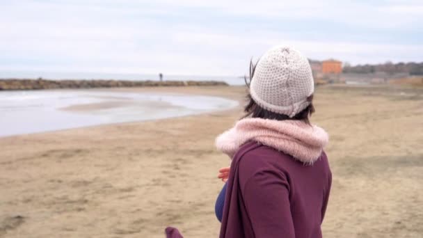 Kameran Som Körs Bakom Vackra Lycklig Kvinna Stranden Vinter Slow — Stockvideo
