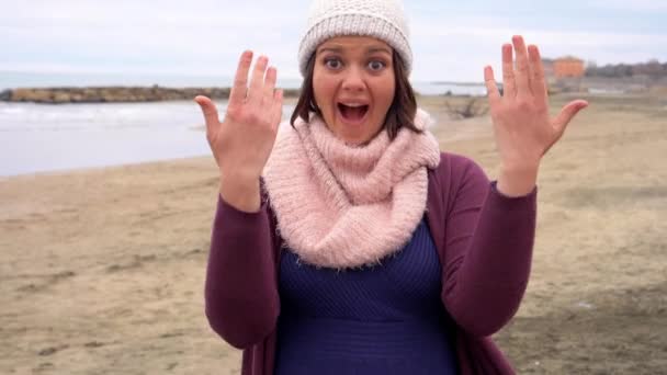 Leuke Mooie Vrouw Lachen Aanroepende Vriendje Verliefd Strand Voorjaar Maak — Stockvideo