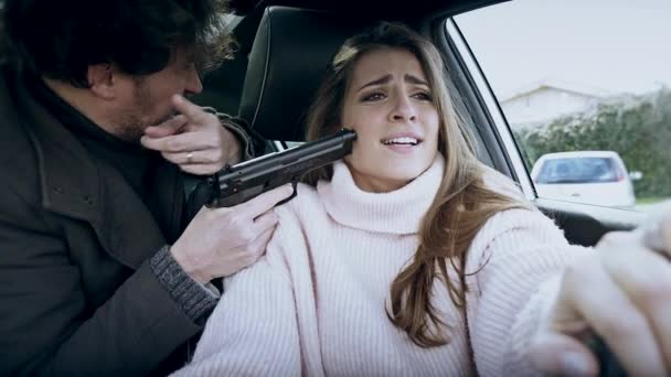 Criminele Ontvoering Vrouw Auto Aanwijsapparaat Pistool Close Film Kijken — Stockvideo