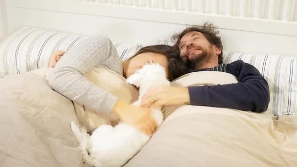 Мила Пара Вранці Щаслива Гра Собакою Ліжку — стокове відео
