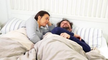 Evli çift yatakta yapım barış sert bir savaşın ardından