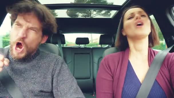 可爱的情侣在爱唱歌驾驶汽车复古风格 — 图库视频影像