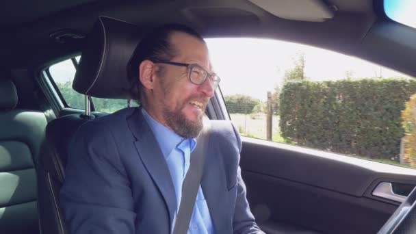 Fröhliche Lustige Geschäftsmann Lachen Auto Während Der Fahrt Zeitlupe — Stockvideo