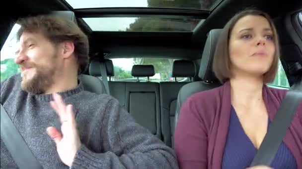 Gente Feliz Bailando Coche Conduciendo Primavera — Vídeo de stock