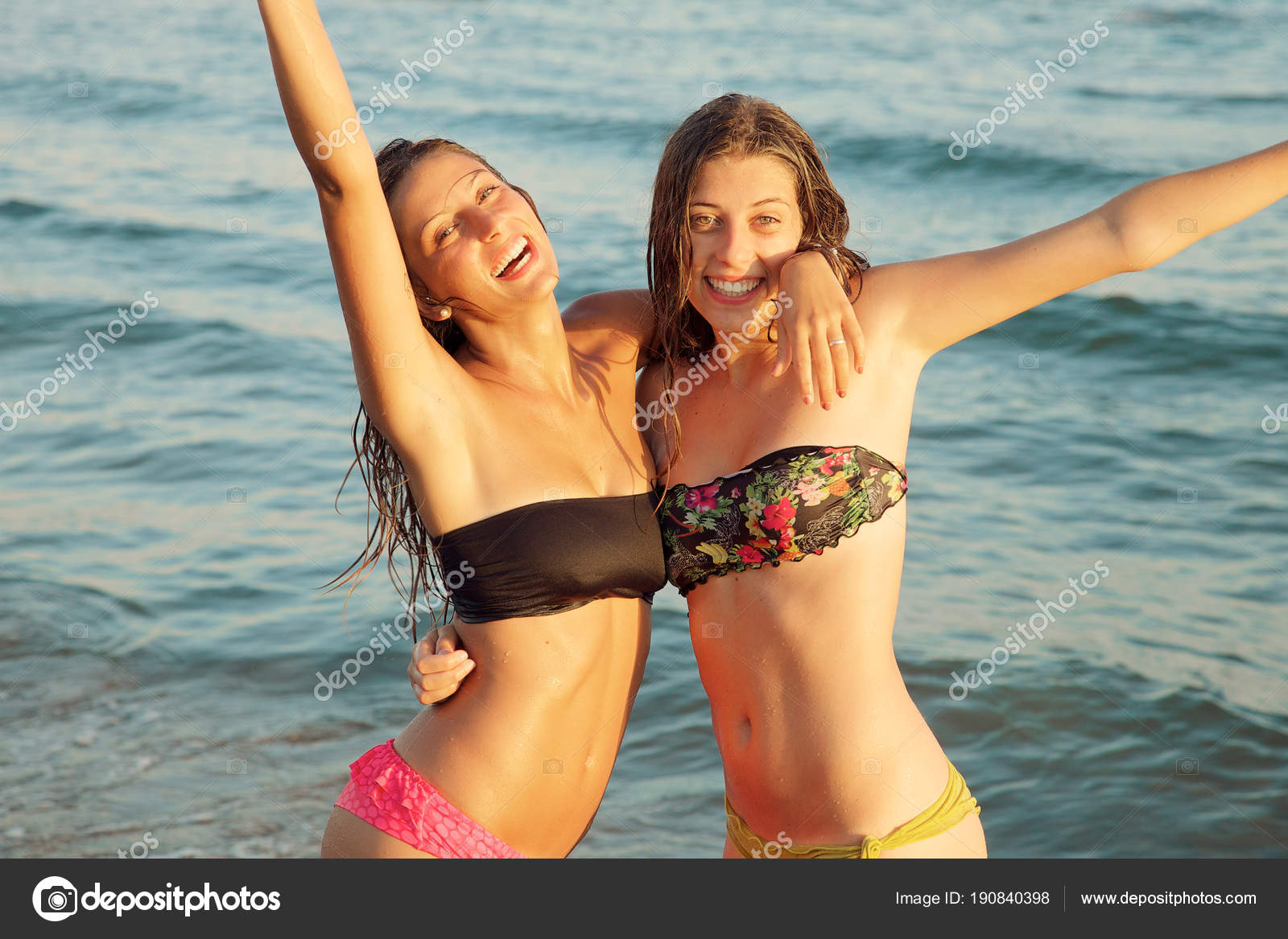 Bikini Chicas En MojadasGuapas Sonriendo El Yb7f6gyv
