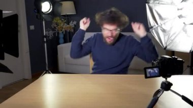 Komik youtuber vlog sunum yapıyor