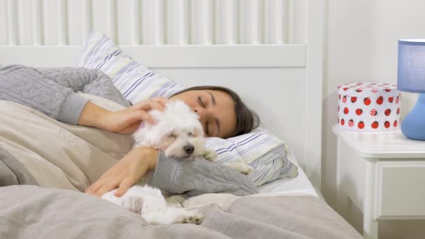 Hermosa Mujer Durmiendo Mañana Acariciando Perro — Vídeos de Stock