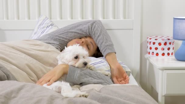 Kvinna Som Sover Morgonen Kramar Lilla Valp Hund Sängen — Stockvideo