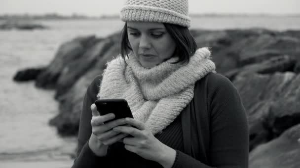 Mensaje Texto Mujer Teléfono Frente Océano Cámara Lenta Primavera — Vídeos de Stock