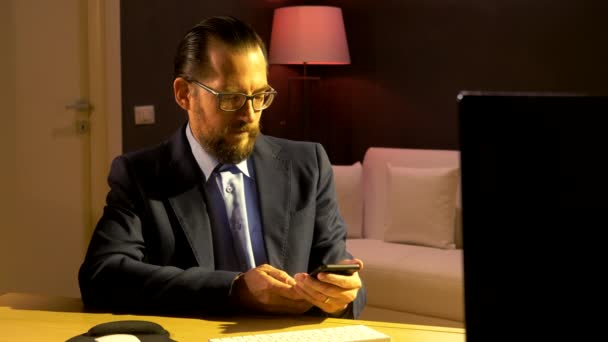 商务男士晚上在办公室用电话录制音频信息 — 图库视频影像
