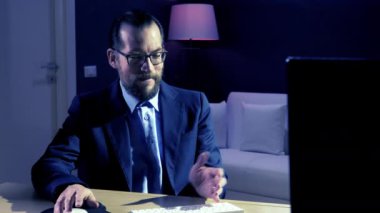 Anlaşma kazanan Office gece iş yerinde mutlu iş adamı
