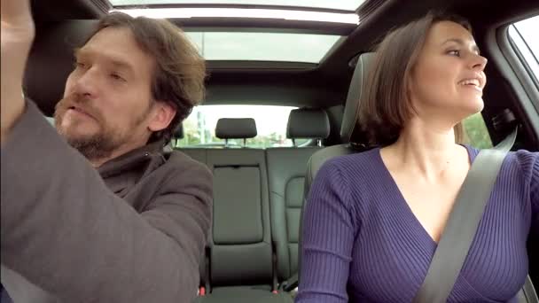 幸福情侣在车里亲吻爱情 — 图库视频影像