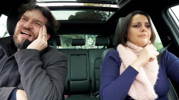 Γυναίκα Στο Αυτοκίνητο Φτέρνισμα Ισχυρή Ενώ Άντρας Αισθάνεται Άρρωστος — Αρχείο Βίντεο