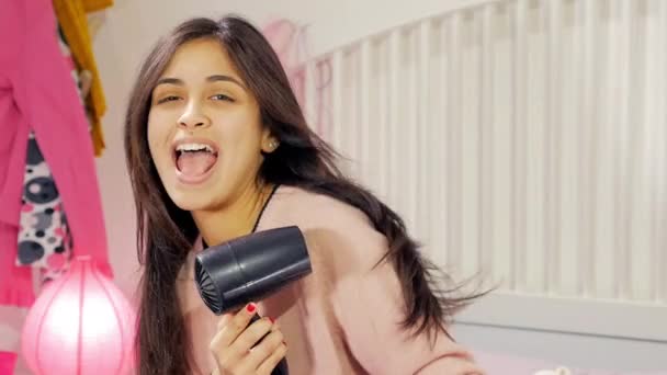 Niedlich Glücklich Junge Frau Sitzt Bett Singen Trocknen Lange Haare — Stockvideo