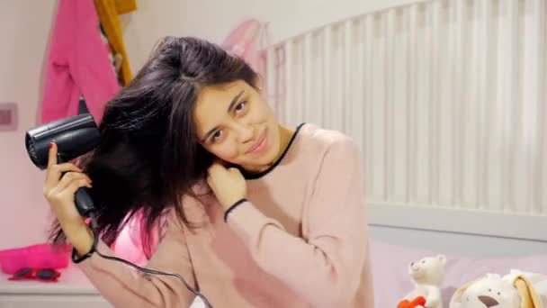 Słodkie Happy Młoda Kobieta Siedzi Łóżku Śpiewu Suszenia Włosów Długich — Wideo stockowe