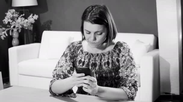 Γυναίκα Στο Σπίτι Για Ψώνια Απευθείας Σύνδεση Κινητό Τηλέφωνο — Αρχείο Βίντεο