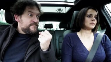 Adam kızgın Karım arabada doğru