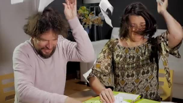 Couple triste pleurant jetant des billets en l'air criant au ralenti  