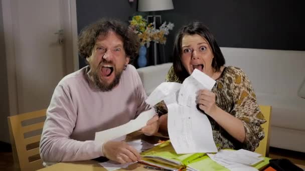 Couple Triste Pleurant Jetant Des Billets Air Criant Ralenti — Video