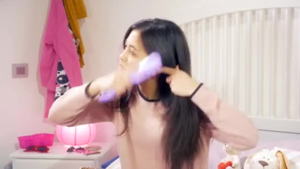 Kadın Genç Sabah Yatak Odasında Uzun Saç Fırçalama Sırasında Şarkı — Stok video