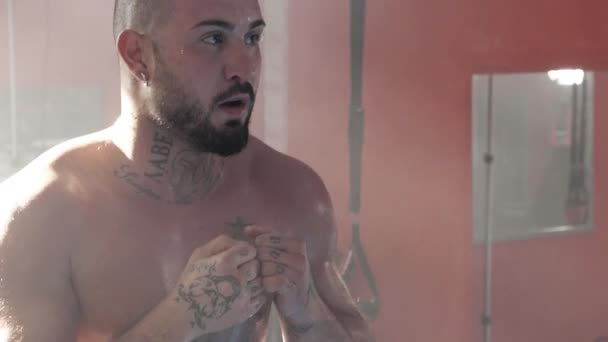 Entrenamiento Boxeador Fuerte Fresco Gimnasio Cámara Lenta — Vídeos de Stock
