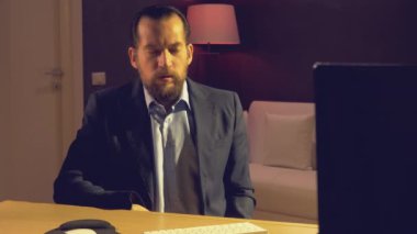 İşadamı gece ofiste meditasyon yapıyor, dinleniyor.