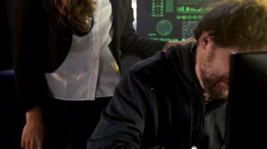 Polis memuru suç korsanını şifre kırıcı saç almaya zorluyor.