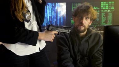 Polis ajanı kriminal hackerı şifre söylemeye zorluyor.