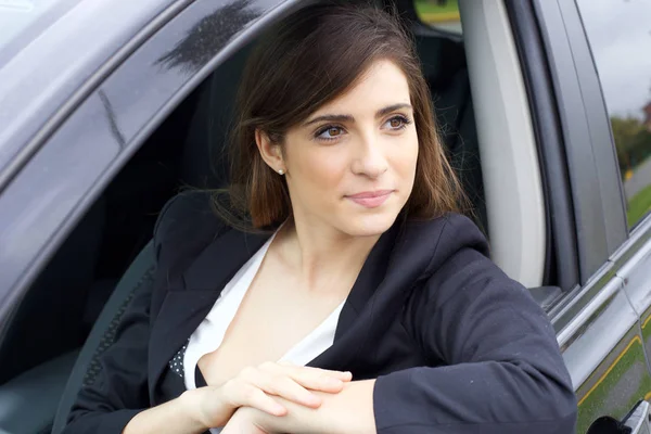 Bonito mulher bonita sorrindo no carro — Fotografia de Stock