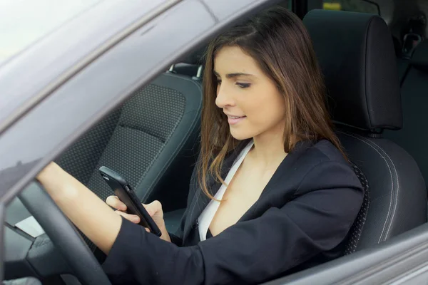 Nádherná mladá podnikatelka usmívat, mluvit na telefonu v autě — Stock fotografie
