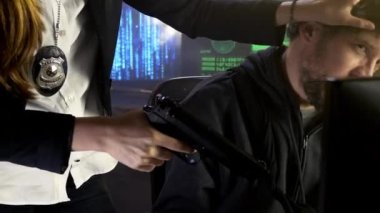 Polis ajanı kriminal hackerı şifre söylemeye zorluyor