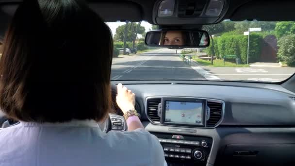Vrouw Rijdt Auto Geholpen Door Navigator Zoek Naar Straat — Stockvideo