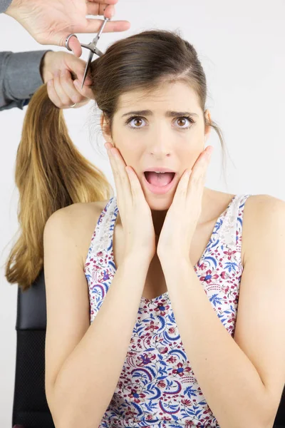 Mujer asustada de cortarse el pelo —  Fotos de Stock