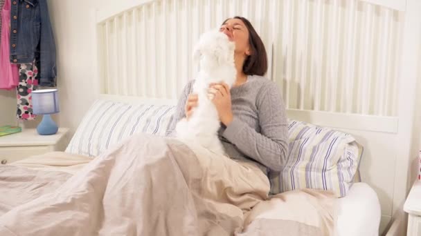 Perro Lamiendo Cara Mujer Cama — Vídeos de Stock