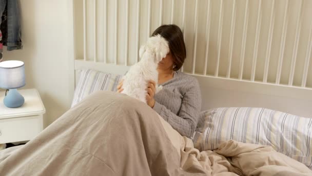 Perro Lamiendo Cara Mujer Cama — Vídeos de Stock