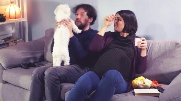 Feliz Pareja Embarazada Jugando Casa Con Cachorro Perro Estilo Retro — Vídeos de Stock