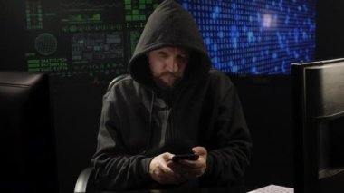 Telefondaki hackerlar mesaj yazıyor.