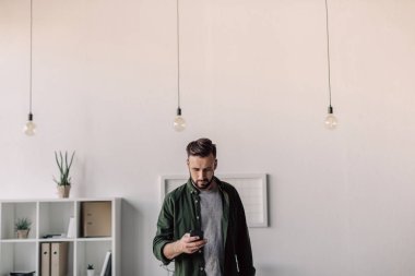 Akıllı telefon kullanan iş adamı