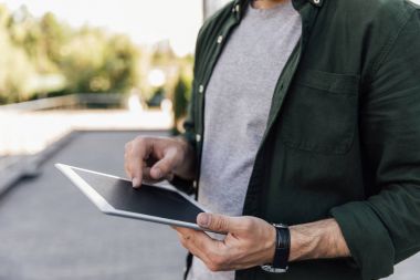 Dijital tablet kullanan adam