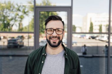 Gözlüklü genç adam.