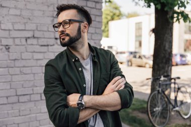 Gözlüklü genç adam. 